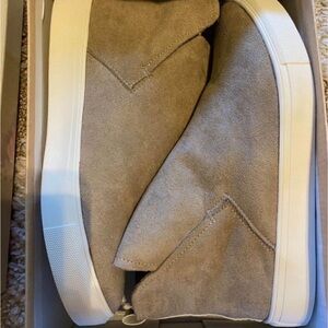 Very G Tan Slip-On Sneakers Modern Design